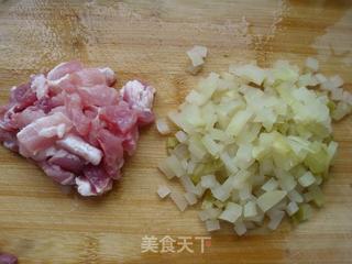 油菜榨菜肉炒饭的做法步骤：1