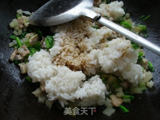 油菜榨菜肉炒饭的做法步骤：7