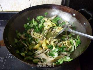 平菇炒蛋的做法步骤：12