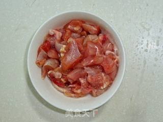 饭菜合一让粒粒米饭沾满香浓----鸡肉蘑菇焖饭的做法步骤：1