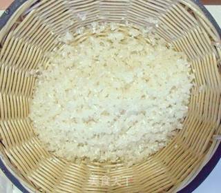 饭菜合一让粒粒米饭沾满香浓----鸡肉蘑菇焖饭的做法步骤:3