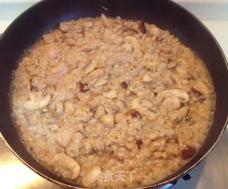 饭菜合一让粒粒米饭沾满香浓----鸡肉蘑菇焖饭的做法步骤:7