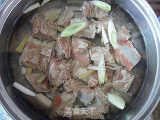 【可口可乐—健康家庭火锅】排骨鲜汤什锦火锅的做法步骤:4