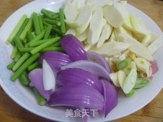 【怡汝私房节日宴客菜】茭白回锅肉的做法步骤：3