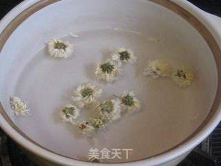 菊花枸杞糯米粥的做法步骤:2