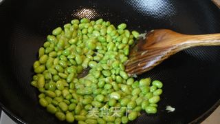 台式香肠炒毛豆的做法步骤：6