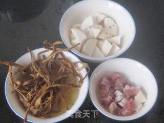 黄花菜咸肉粥的做法步骤:2