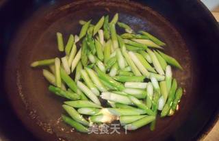 蔬菜之王带来的清新鲜香----芦笋鲜虾饭的做法步骤:4