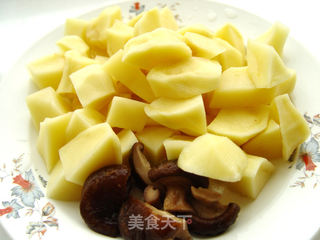 土豆炖肉丸的做法步骤：2