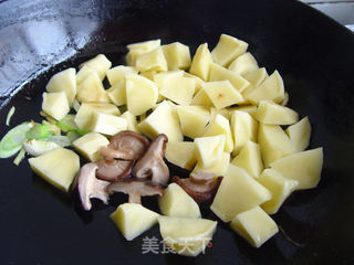土豆炖肉丸的做法步骤：4