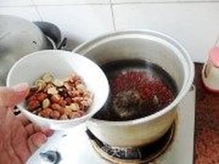 莲子红豆糖水的做法步骤:2
