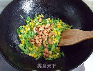 做个香脆可口的美容餐—鲜虾腰果西芹饭的做法步骤:7