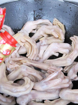 美味到停不了嘴的香卤鸭脚的做法步骤：6