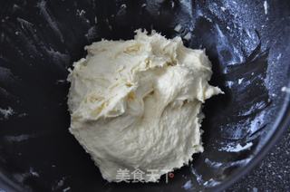 酸酸甜甜的 菠萝朗母牛角包的做法步骤：2