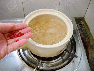 冰糖鸽蛋银耳羹的做法步骤:6