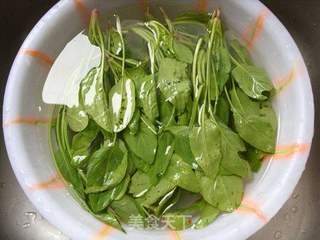 换种吃法--------凉拌菠菜鸡蛋的做法步骤:2