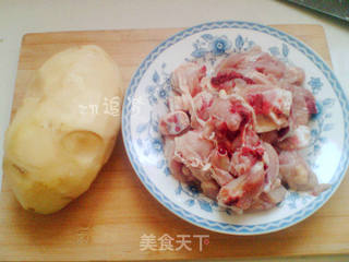 鸡翅炖土豆的做法步骤：1