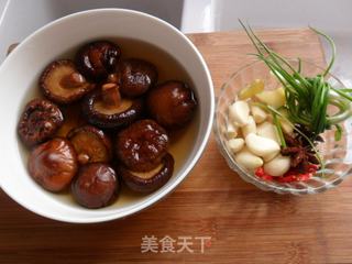 香菇炖小鸡的做法步骤：1