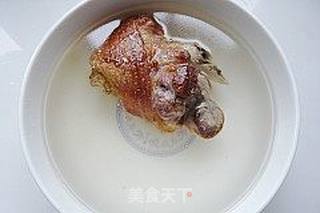 冰糖普洱炖蹄膀的做法步骤:4
