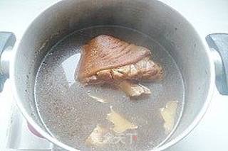 冰糖普洱炖蹄膀的做法步骤：6