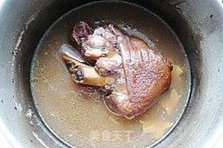 冰糖普洱炖蹄膀的做法步骤：7