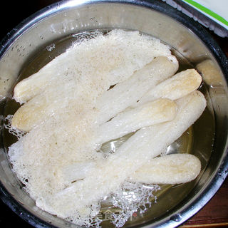 “ 蘑”力“食”足—鲜虾豆腐酿竹荪的做法步骤：1