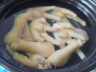 【养生汤煲】花生鸡脚汤的做法步骤：3