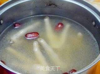 【养生汤煲】花生鸡脚汤的做法步骤：6