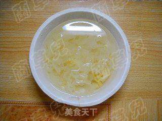 百合雪梨银耳羹的做法步骤:2