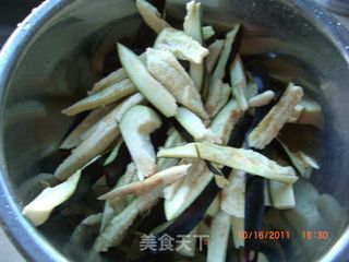 蚝油酱茄子的做法步骤：1