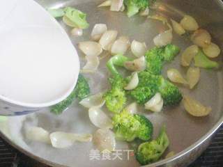 西兰花炒百合的做法步骤:7