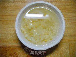 白果枸杞银耳羹的做法步骤:2