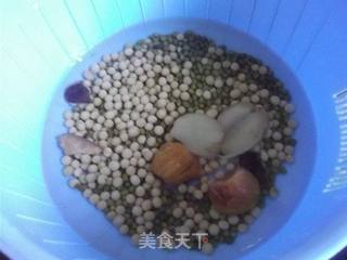 鱼骨牛奶 黄绿豆煲鱼骨汤的做法步骤:2