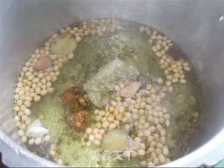 鱼骨牛奶 黄绿豆煲鱼骨汤的做法步骤:4