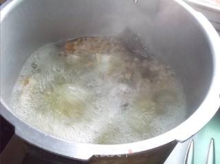 鱼骨牛奶 黄绿豆煲鱼骨汤的做法步骤:11