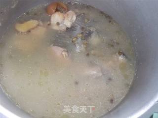 鱼骨牛奶 黄绿豆煲鱼骨汤的做法步骤:12