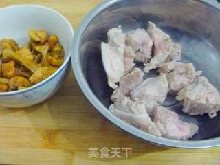 【养生汤煲】骨肉相连松茸汤的做法步骤：3