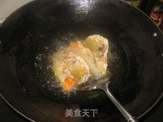 南瓜西芹烩三文鱼头的做法步骤：3