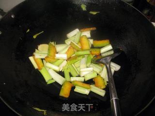 南瓜西芹烩三文鱼头的做法步骤:6