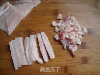 大人小孩都爱的滑嫩酥香—松子鱼米饭的做法步骤：1