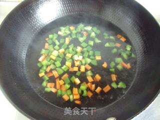 大人小孩都爱的滑嫩酥香—松子鱼米饭的做法步骤：3