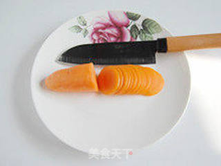 为美食增加几分色彩—巧做胡萝卜花的做法步骤:2