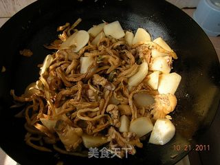 东北乱炖——萝卜萝卜干炖鸡肉的做法步骤:3