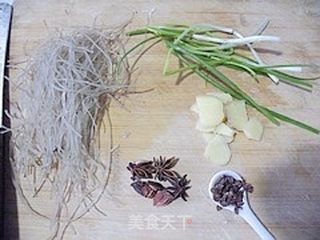 五花肉烧粉丝的做法步骤:2