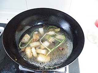 五花肉烧粉丝的做法步骤:7