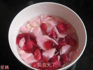 玫瑰花桂圆粥的做法步骤:2