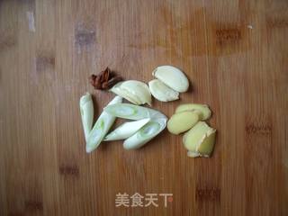 最简单方便的制作也能让饭菜扫光光—红烧排骨饭的做法步骤：2