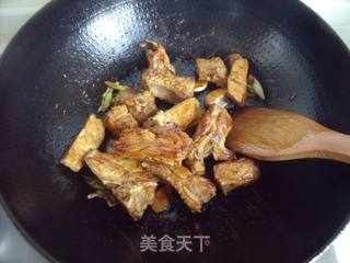 最简单方便的制作也能让饭菜扫光光—红烧排骨饭的做法步骤：4