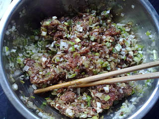 牛肉大葱水饺的做法步骤:2