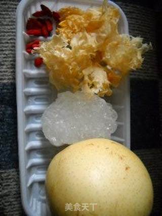 冰糖雪梨炖银耳的做法步骤：1